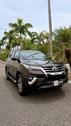 TOYOTA HILUX SW4 2.8 SRX 4X4 7 LUGARES 16V TURBO INTERCOOLER DIESEL 4P AUTOMÁTICO